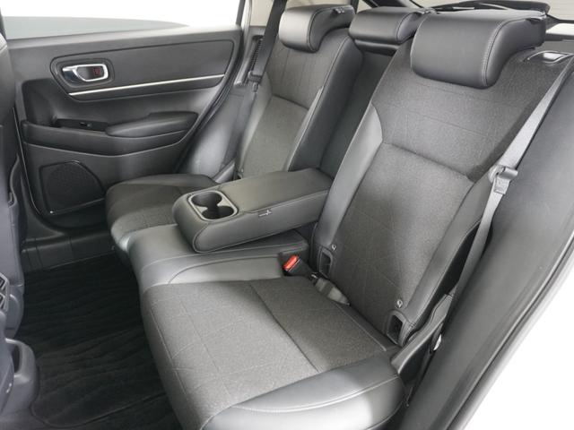 ヴェゼル ｅ：ＨＥＶＺ　１オ－ナ－ナビＤレコＲカメＥＴＣ２．０クルコン　渋滞追従クルーズ　Ｂｌｕｅｔｏｏｔｈ　ハンドルヒーター　障害物センサー　シートヒーター　ダウンヒルアシスト　デイライト　ブラインドスポット　禁煙車（13枚目）