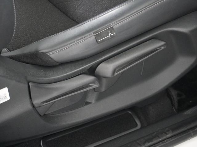 ヴェゼル ｅ：ＨＥＶＺ　１オ－ナ－ナビＤレコＲカメＥＴＣ２．０クルコン　渋滞追従クルーズ　Ｂｌｕｅｔｏｏｔｈ　ハンドルヒーター　障害物センサー　シートヒーター　ダウンヒルアシスト　デイライト　ブラインドスポット　禁煙車（49枚目）