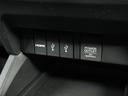 スマートフォンの充電等にも便利な電源ソケットも使いやすい場所に装備されています。