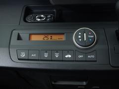 ◆オートエアコン装備◆お好みの温度を設定をするだけで、後は、自動で風量を調節してくれます！快適にドライブが楽しめます。 7