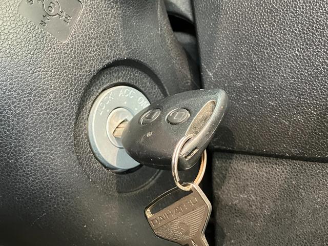 ハイゼットカーゴ デラックスＳＡ３　ＡＴ車　キーレス　前席パワーウインドウ　衝突被害軽減ブレーキ　スマアシ３　キーレスエントリー　ＥＴＣ車載器　前席パワーウインドウ　ＡＭ／ＦＭステレオ　両側スライドドア　オートライト　エコアイドル　ルーフキャリア（18枚目）