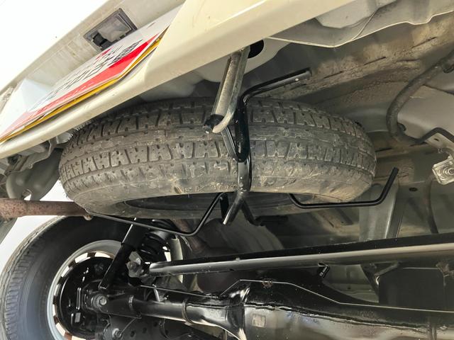 ハイゼットカーゴ デラックスＳＡ３　ＡＴ車　キーレス　前席パワーウインドウ　衝突被害軽減ブレーキ　スマアシ３　キーレスエントリー　ＥＴＣ車載器　前席パワーウインドウ　ＡＭ／ＦＭステレオ　両側スライドドア　オートライト　エコアイドル　ルーフキャリア（32枚目）