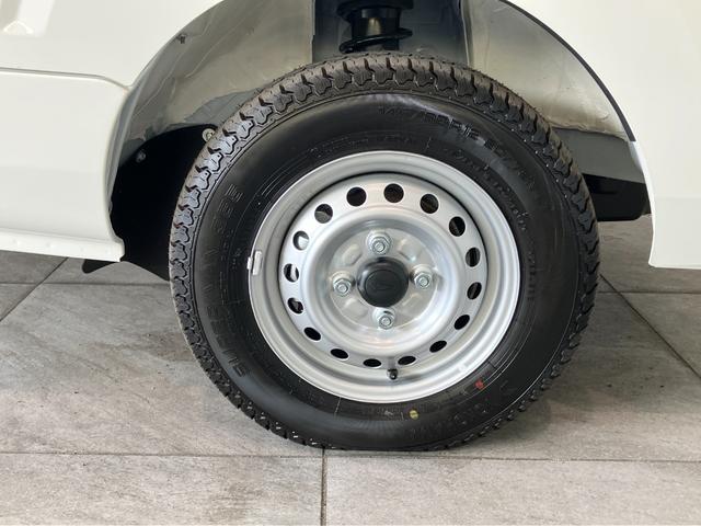 ハイゼットトラック スタンダード　パートタイム４ＷＤ　５ＭＴ　届出済未使用車　衝突被害軽減ブレーキ　コーナーセンサー　パートタイム４ＷＤ　ＡＭ／ＦＭラジオ　エアコン　パワステ　マニュアルレベリング　オートライト（9枚目）