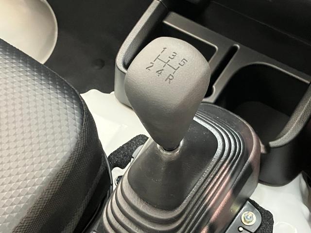 ハイゼットトラック スタンダード　パートタイム４ＷＤ　５ＭＴ　届出済未使用車　衝突被害軽減ブレーキ　コーナーセンサー　パートタイム４ＷＤ　ＡＭ／ＦＭラジオ　エアコン　パワステ　マニュアルレベリング　オートライト（13枚目）