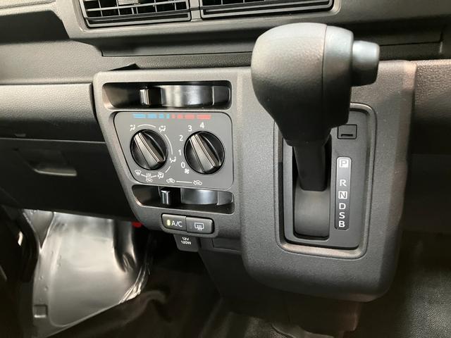 ハイゼットカーゴ スペシャル　ＣＶＴ車　前席パワーウインドウ　届出済未使用車　衝突被害軽減ブレーキ　スマアシ　コーナーセンサー　前席パワーウインドウ　オートライト　マニュアルレベリング　両側スライドドア（18枚目）