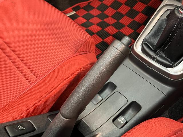 コペン ローブ　５ＭＴ　シートヒーター　ＬＥＤ　車検整備付　５ＭＴ　ターボ　電動オープンルーフ　ＣＤステレオ　ＥＴＣ　シートヒーター　ＬＥＤヘッドライト　スマートキー　オートエアコン　エクスプレイ用アルミ（56枚目）