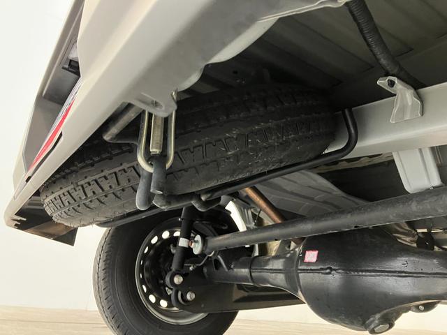 品質へのこだわり！フロアマットやシートなど車内をキレイに清掃し、ニオイや汚れなどを徹底的にクリーニングしてもらっております。室内はピカピカです☆