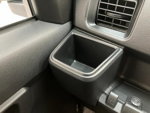 品質へのこだわり！フロアマットやシートなど車内をキレイに清掃し、ニオイや汚れなどを徹底的にクリーニングしてもらっております。室内はピカピカです☆