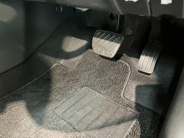 品質へのこだわり！フロアマットやシートなど車内をキレイに清掃し、ニオイや汚れなどを徹底的にクリーニングしてもらっております。室内はピカピカです☆