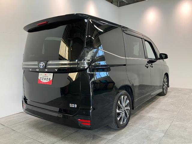 ヴォクシー ハイブリッドＳ－Ｚ　１０型ナビ　レーダークルコン　Ｂカメラ　トヨタセーフティセンス　コーナーセンサー　１０型フルセグナビ　バックカメラ　ドラレコ　Ｂｌｕｅｔｏｏｔｈ　ＵＳＢ　ＥＴＣ　レーダークルコン　シートヒーター　両側パワスラ　デュアルエアコン　ＬＥＤ（3枚目）