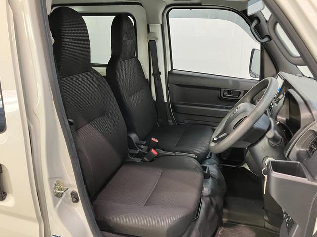 ハイゼットカーゴ ＤＸ　４ＷＤ　フルセグナビ　ドラレコ　ＥＴＣ　キーレス　衝突被害軽減ブレーキ　スマアシ　コーナーセンサー　キーレス　前席パワーウインドウ　フルセグナビ　ドラレコ　ＥＴＣ　ＤＶＤ再生　Ｂｌｕｅｔｏｏｔｈ　ＵＳＢ　ＬＥＤ　オートライト　パートタイム４ＷＤ（5枚目）