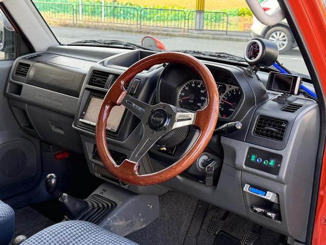 パジェロミニ Ｖ　凹みあり車両　売切御免　タイミングベルト交換　５ＭＴ　４ＷＤ　ナブゲーション　リフトアップ　社外アルミ　ターボタイマー　過給機メーター　キーレス　ＥＴＣ　オリジナル塗装（5枚目）