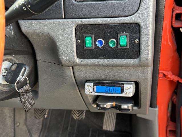 パジェロミニ Ｖ　凹みあり車両　売切御免　タイミングベルト交換　５ＭＴ　４ＷＤ　ナブゲーション　リフトアップ　社外アルミ　ターボタイマー　過給機メーター　キーレス　ＥＴＣ　オリジナル塗装（8枚目）