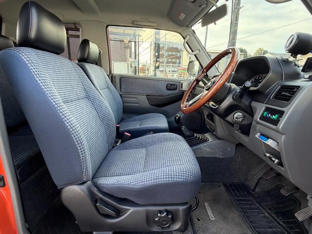 パジェロミニ Ｖ　凹みあり車両　売切御免　タイミングベルト交換　５ＭＴ　４ＷＤ　ナブゲーション　リフトアップ　社外アルミ　ターボタイマー　過給機メーター　キーレス　ＥＴＣ　オリジナル塗装（13枚目）