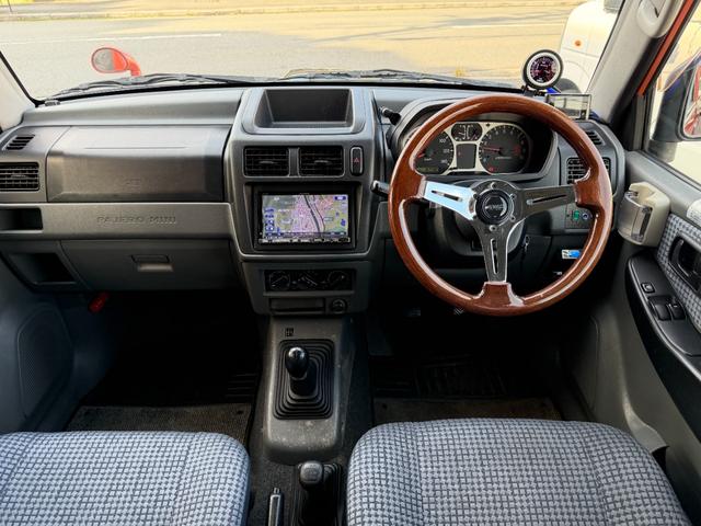 パジェロミニ Ｖ　凹みあり車両　売切御免　タイミングベルト交換　５ＭＴ　４ＷＤ　ナブゲーション　リフトアップ　社外アルミ　ターボタイマー　過給機メーター　キーレス　ＥＴＣ　オリジナル塗装（17枚目）