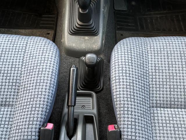 パジェロミニ Ｖ　凹みあり車両　売切御免　タイミングベルト交換　５ＭＴ　４ＷＤ　ナブゲーション　リフトアップ　社外アルミ　ターボタイマー　過給機メーター　キーレス　ＥＴＣ　オリジナル塗装（21枚目）