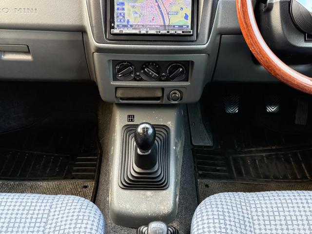 パジェロミニ Ｖ　凹みあり車両　売切御免　タイミングベルト交換　５ＭＴ　４ＷＤ　ナブゲーション　リフトアップ　社外アルミ　ターボタイマー　過給機メーター　キーレス　ＥＴＣ　オリジナル塗装（22枚目）