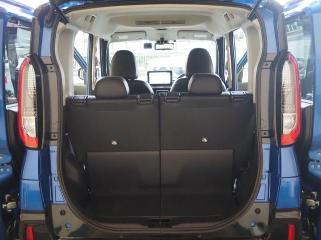 見た目以上に広く使えるトランクルームです。後部座席はリクライニング可能で、さらに前方向に倒すことができますので、さらに大きな荷物や長い荷物も積み込みができます。
