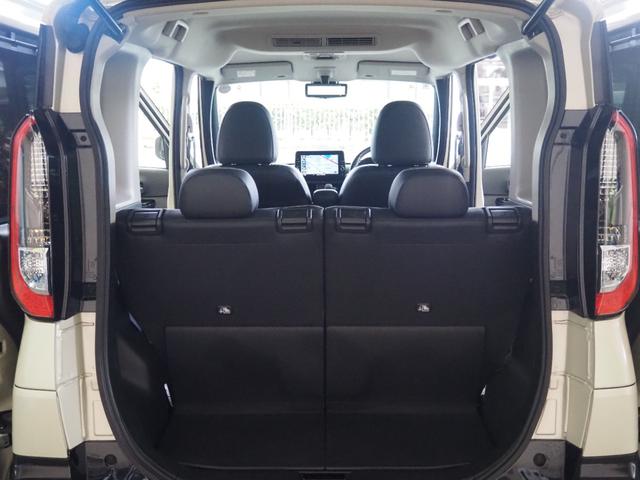 見た目以上に広く使えるトランクルームです。後部座席はリクライニング可能で、さらに前方向に倒すことができますので、さらに大きな荷物や長い荷物も積み込みができます。