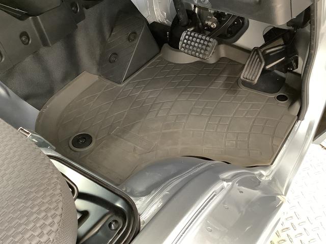 ハイゼットトラック エクストラＳＡＩＩＩｔ　４ＷＤ　ＣＶＴ　ＬＥＤヘッドライト　走行無制限１年保証　ＬＥＤヘッドライト　４ＷＤ　ＣＶＴ車　３方開　荷台作業灯　ゲートプロテクター　荷台マット　キーレス　横滑り防止装置　ドアバイザー　ヘッドライトレベライザー　シート間マルチポケット（24枚目）