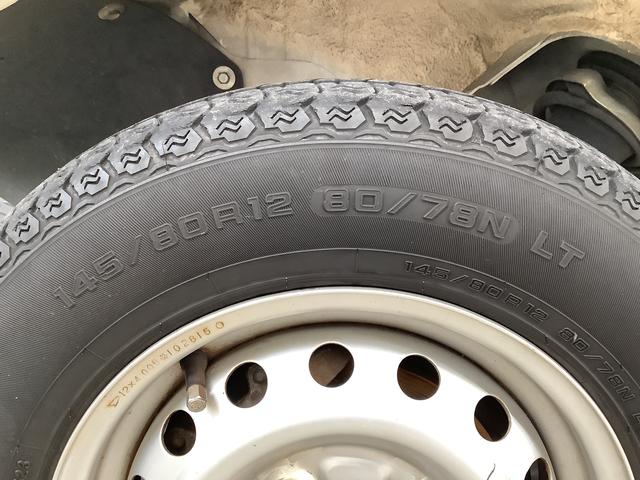 ハイゼットトラック スタンダード　５ＭＴ　ワンオーナー　ＣＤオーディオ　ＥＴＣ　走行無制限１年保証　ワンオーナー　ＭＴ車　ＣＤオーディオ　ＥＴＣ　３方開　ドアバイザー　ヘッドライトレベライザー　アクセサリーソケット　マニュアルエアコン　スペアタイヤ　マッドガード　バッテリーカバー（38枚目）