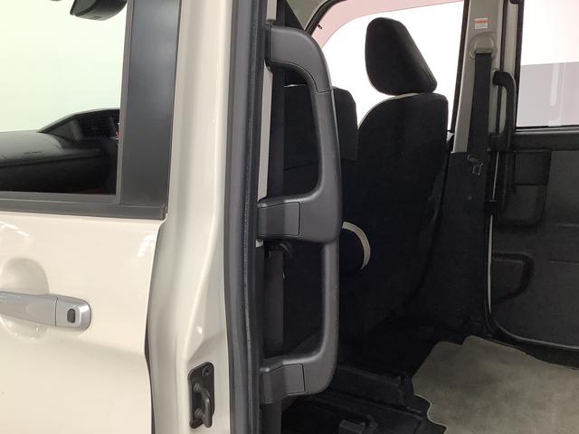 クリーナーを施工箇所全体に噴霧を行い、汚れ箇所を中心にブラッシングします。その後、専用の機械を使い、リンサーまたはスチーム洗浄で汚れを落としております。