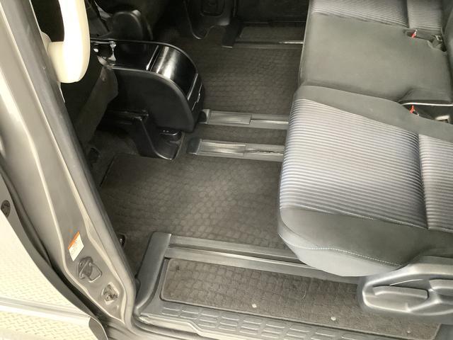 �N���[�i�[���{�H�ӏ��S�̂ɕ������s���A����ӏ��𒆐S�Ƀu���b�V���O���܂��B���̌�A��p�̋@�B���g���A�����T�[�܂��̓X�`�[�����ŉ���𗎂Ƃ��Ă���܂��B