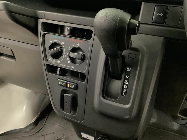 ハイゼットカーゴ デラックスＳＡＩＩＩ　４ＷＤ　ＡＴ　ＥＴＣ　コーナーセンサー　走行無制限１年保証　リアコーナーセンサー　４ＷＤ　ＡＴ車　ＥＴＣ　オートマチックハイビーム　ＬＥＤヘッドライト　アイドリングストップ　横滑り防止装置　ヘッドライトレベライザー　ラジオ　両側スライドドア（26枚目）