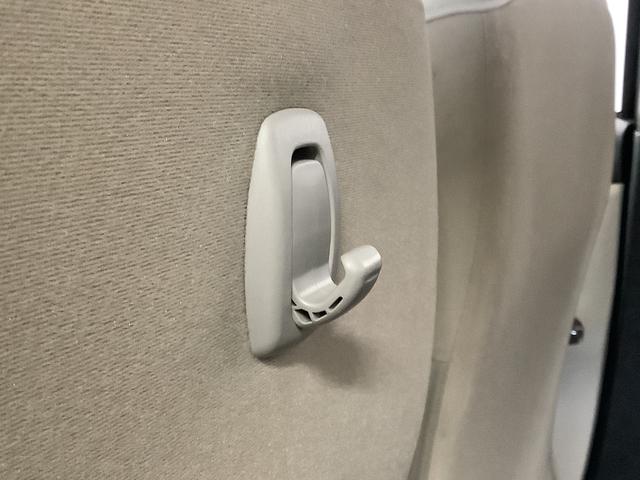 �N���[�i�[���{�H�ӏ��S�̂ɕ������s���A����ӏ��𒆐S�Ƀu���b�V���O���܂��B���̌�A��p�̋@�B���g���A�����T�[�܂��̓X�`�[�����ŉ���𗎂Ƃ��Ă���܂��B