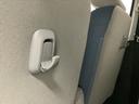 専用のエンジンクリーナーで全体に噴霧し汚れを浮かします。ボンネット裏などの汚れを中心にブラシがけを行い、洗浄しエアブローで仕上げております。