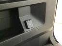 専用のエンジンクリーナーで全体に噴霧し汚れを浮かします。ボンネット裏などの汚れを中心にブラシがけを行い、洗浄しエアブローで仕上げております。