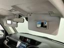 【サンバイザー】車内で身だしなみを整えるためのバニティミラーがセット。お化粧直しや髪型のチェックに活用できます。