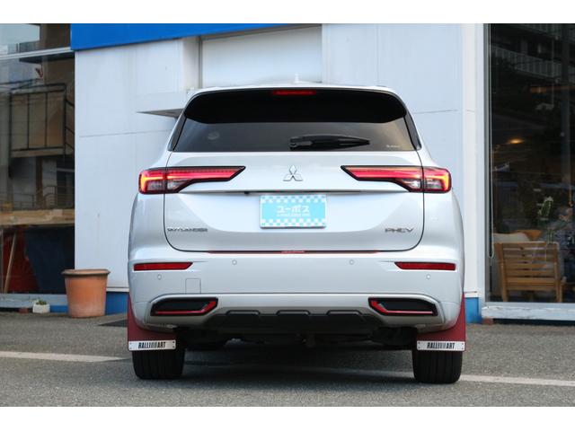 アウトランダーPHEV P ワンオーナー・360度カメラ・BOSEプレミアムサウンド・パワーバックドア・シートヒーター・ライトグレー革シート・eアシスト・マイパイロット・ヘッドアップディスプレイ・LEDヘッドライト(3枚目)