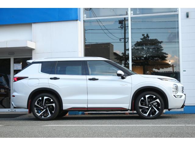 アウトランダーPHEV P ワンオーナー・360度カメラ・BOSEプレミアムサウンド・パワーバックドア・シートヒーター・ライトグレー革シート・eアシスト・マイパイロット・ヘッドアップディスプレイ・LEDヘッドライト(4枚目)