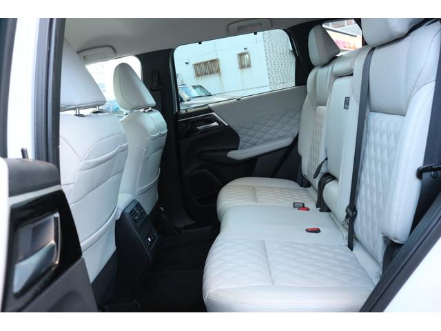 アウトランダーPHEV P ワンオーナー・360度カメラ・BOSEプレミアムサウンド・パワーバックドア・シートヒーター・ライトグレー革シート・eアシスト・マイパイロット・ヘッドアップディスプレイ・LEDヘッドライト(14枚目)