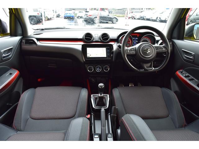 ブラックを基調としたスポーティーなインテリア。。。シートは専用スポーツシートになり体をしっかりとホールド。。。レッドステッチがワンアクセント。シートヒーター付き。