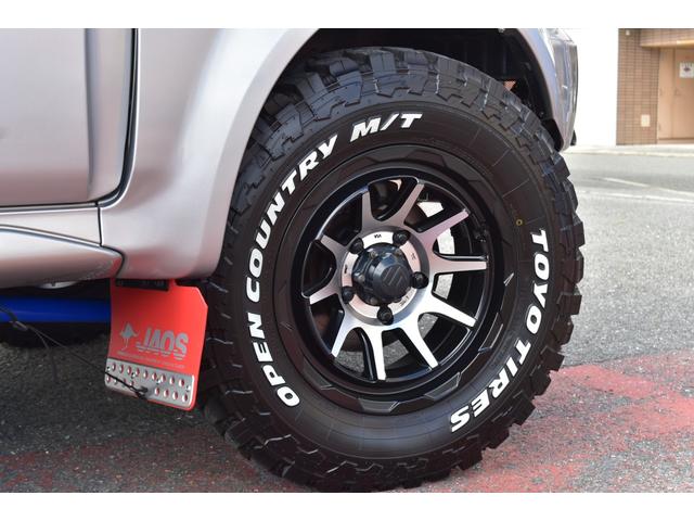足下ＷＥＤＳ製ＭＵＤ　ＶＡＮＣＥ０６　１６インチアルミホイールがチョイス！タイヤはオープンカントリーＭＴタイヤ！Ｃ．Ｌ．ＬＩＮＫ製リフトアップキットも装着されワイルドな足下演出。。。