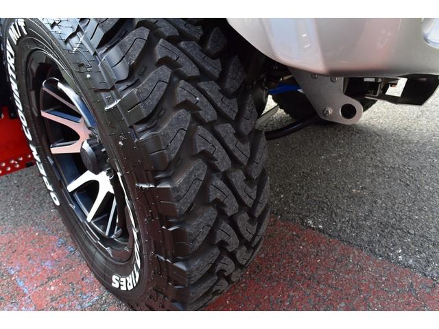 タイヤは２２５／７５−１６　２０２４年製ＴＯＹＯオープンカントリーＭＴが装着。。。タイヤの山は８分山程残っております。当分安心してお使いいただけます。