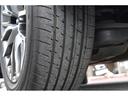 タイヤは２３５／５５－２０　２０２４年製ヨコハマタイヤが装着されております。タイヤの山は７分山以上残っており当分安心してお使いいただけます。