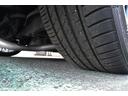リアタイヤは245/35-21になります。タイヤは5分山程ございます。少しタイヤが小さいのでお安く新品交換も賜りますぜひご相談ください。