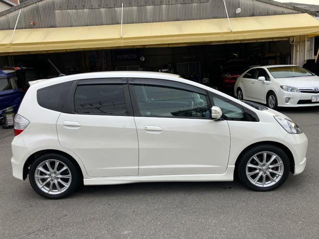 フィット RS ハイウェイエディション 純正ワンセグナビ ETC Bカメラ ユーザー買取車 禁煙車 キーレス スペアキー 社外16インチアルミホイール 純正フロアマット 純正ドアバイザー HIDヘッドライト オートエアコン ウインカーミラー(4枚目)