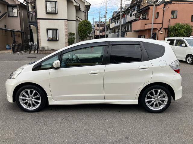 フィット RS ハイウェイエディション 純正ワンセグナビ ETC Bカメラ ユーザー買取車 禁煙車 キーレス スペアキー 社外16インチアルミホイール 純正フロアマット 純正ドアバイザー HIDヘッドライト オートエアコン ウインカーミラー(5枚目)
