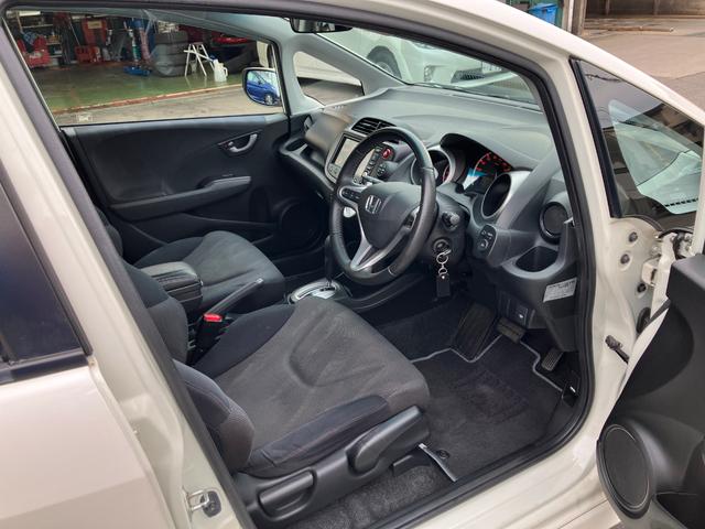 フィット RS ハイウェイエディション 純正ワンセグナビ ETC Bカメラ ユーザー買取車 禁煙車 キーレス スペアキー 社外16インチアルミホイール 純正フロアマット 純正ドアバイザー HIDヘッドライト オートエアコン ウインカーミラー(20枚目)