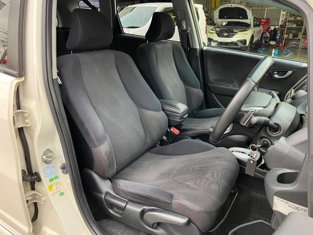 フィット RS ハイウェイエディション 純正ワンセグナビ ETC Bカメラ ユーザー買取車 禁煙車 キーレス スペアキー 社外16インチアルミホイール 純正フロアマット 純正ドアバイザー HIDヘッドライト オートエアコン ウインカーミラー(21枚目)