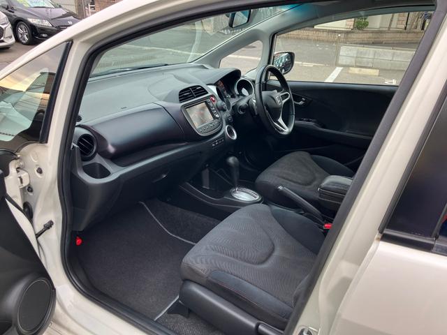 フィット RS ハイウェイエディション 純正ワンセグナビ ETC Bカメラ ユーザー買取車 禁煙車 キーレス スペアキー 社外16インチアルミホイール 純正フロアマット 純正ドアバイザー HIDヘッドライト オートエアコン ウインカーミラー(22枚目)