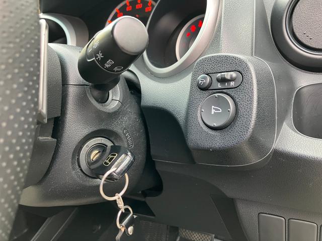 フィット RS ハイウェイエディション 純正ワンセグナビ ETC Bカメラ ユーザー買取車 禁煙車 キーレス スペアキー 社外16インチアルミホイール 純正フロアマット 純正ドアバイザー HIDヘッドライト オートエアコン ウインカーミラー(32枚目)