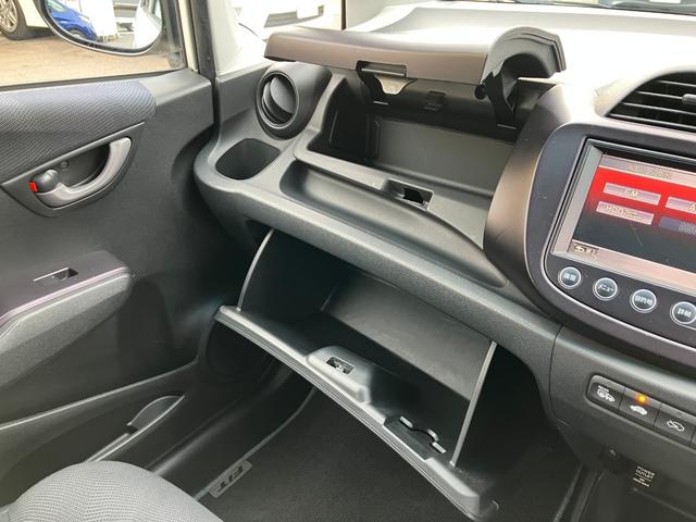 フィット RS ハイウェイエディション 純正ワンセグナビ ETC Bカメラ ユーザー買取車 禁煙車 キーレス スペアキー 社外16インチアルミホイール 純正フロアマット 純正ドアバイザー HIDヘッドライト オートエアコン ウインカーミラー(33枚目)