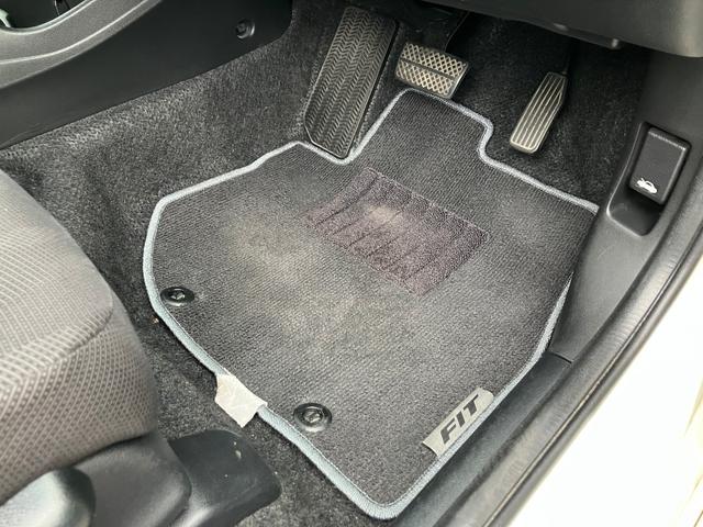 フィット RS ハイウェイエディション 純正ワンセグナビ ETC Bカメラ ユーザー買取車 禁煙車 キーレス スペアキー 社外16インチアルミホイール 純正フロアマット 純正ドアバイザー HIDヘッドライト オートエアコン ウインカーミラー(36枚目)