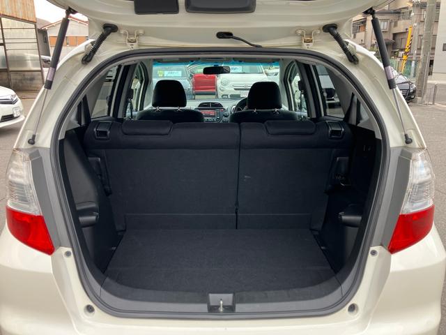 フィット RS ハイウェイエディション 純正ワンセグナビ ETC Bカメラ ユーザー買取車 禁煙車 キーレス スペアキー 社外16インチアルミホイール 純正フロアマット 純正ドアバイザー HIDヘッドライト オートエアコン ウインカーミラー(41枚目)