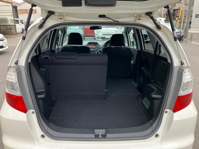 フィット RS ハイウェイエディション 純正ワンセグナビ ETC Bカメラ ユーザー買取車 禁煙車 キーレス スペアキー 社外16インチアルミホイール 純正フロアマット 純正ドアバイザー HIDヘッドライト オートエアコン ウインカーミラー(42枚目)